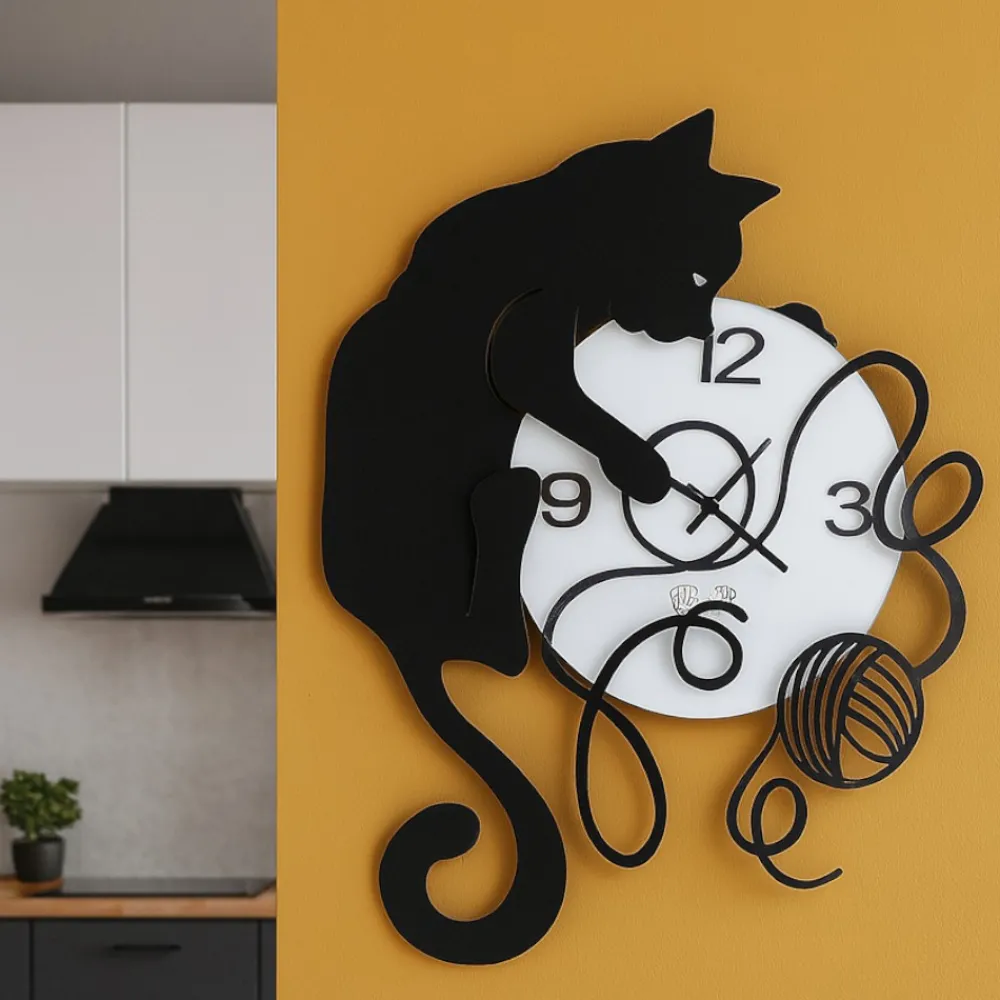 Orologi Da Parete Moderni-Selezionato da Mazzolaluce Orologio da parete moderno gatto gomitolo nero bianco
