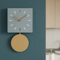 Orologi Da Parete Moderni-Selezionato da Mazzolaluce Orologio da parete moderno quadrato verde pendolo dorato