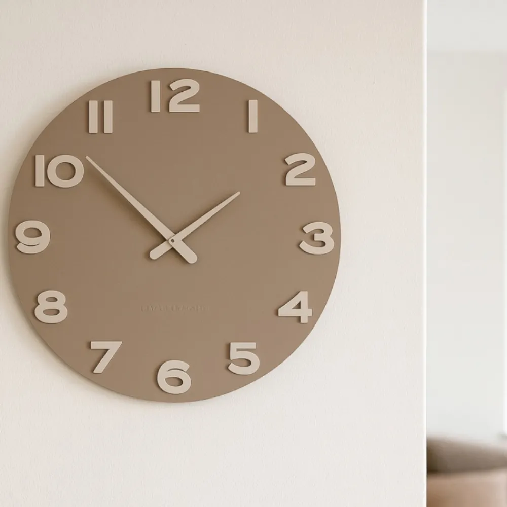 Orologi Da Parete Moderni-Selezionato da Mazzolaluce Orologio da parete moderno tondo legno colore caffelatte
