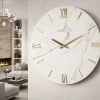 Orologi Da Parete Moderni-Selezionato da Mazzolaluce Orologio da parete rotondo effetto marmo chiaro numeri oro 60cm