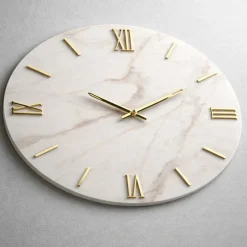 Orologi Da Parete Moderni-Selezionato da Mazzolaluce Orologio da parete rotondo effetto marmo chiaro numeri oro 60cm