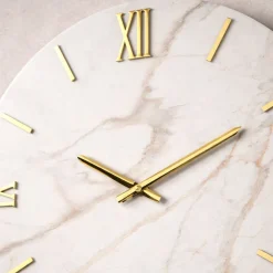 Orologi Da Parete Moderni-Selezionato da Mazzolaluce Orologio da parete rotondo effetto marmo chiaro numeri oro 60cm