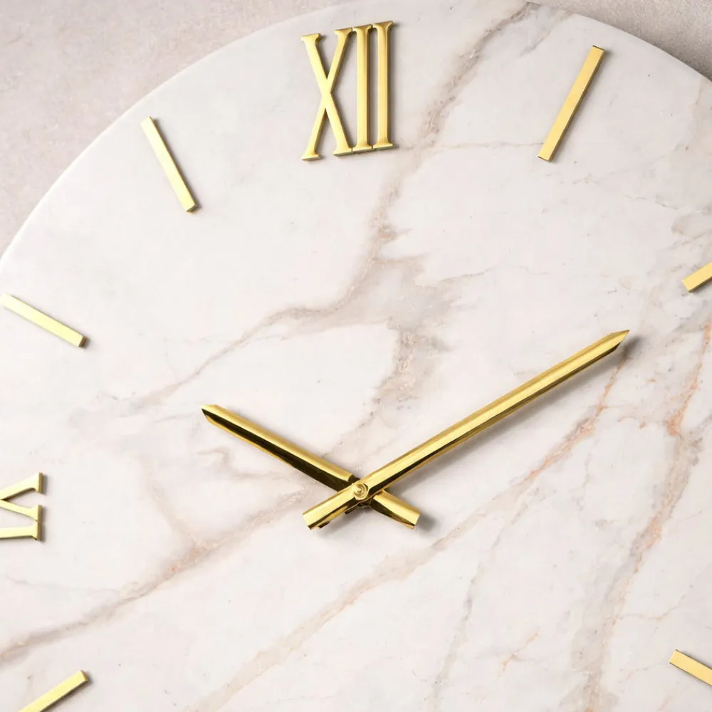 Orologi Da Parete Moderni-Selezionato da Mazzolaluce Orologio da parete rotondo effetto marmo chiaro numeri oro 60cm