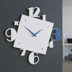 Orologi Da Parete Moderni-Selezionato da Mazzolaluce Orologio da parete squadrato legno bianco e blu numeri moderni