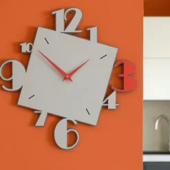 Orologi Da Parete Moderni-Selezionato da Mazzolaluce Orologio in legno moderno design numeri alluminio e rosso