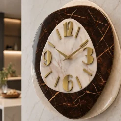 Orologi Da Parete Moderni-Selezionato da Mazzolaluce Orologio in resina da parete effetto marmo dettagli foglia oro