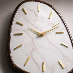 Orologi Da Parete Moderni-Selezionato da Mazzolaluce Orologio moderno a parete effetto marmo chiaro dettagli foglia oro
