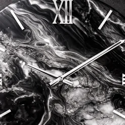 Orologi Da Parete Moderni-Selezionato da Mazzolaluce Orologio moderno a parete nero e argento rotondo numeri romani 60cm