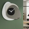 Orologi Da Parete Moderni-Selezionato da Mazzolaluce Orologio moderno da muro ondulato bianco fango e nero