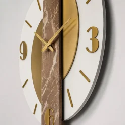 Orologi Da Parete Moderni-Selezionato da Mazzolaluce Orologio moderno da parete resina effetto marmo beige dettagli foglia oro