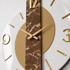 Orologi Da Parete Moderni-Selezionato da Mazzolaluce Orologio moderno da parete resina effetto marmo beige dettagli foglia oro