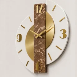Orologi Da Parete Moderni-Selezionato da Mazzolaluce Orologio moderno da parete resina effetto marmo beige dettagli foglia oro