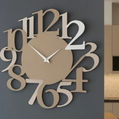 Orologi Da Parete Moderni-Selezionato da Mazzolaluce Orologio numeri moderni da parete legno caffelatte