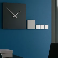 Orologi Da Parete Moderni-Selezionato da Mazzolaluce Orologio particolare da parete moderno legno nero