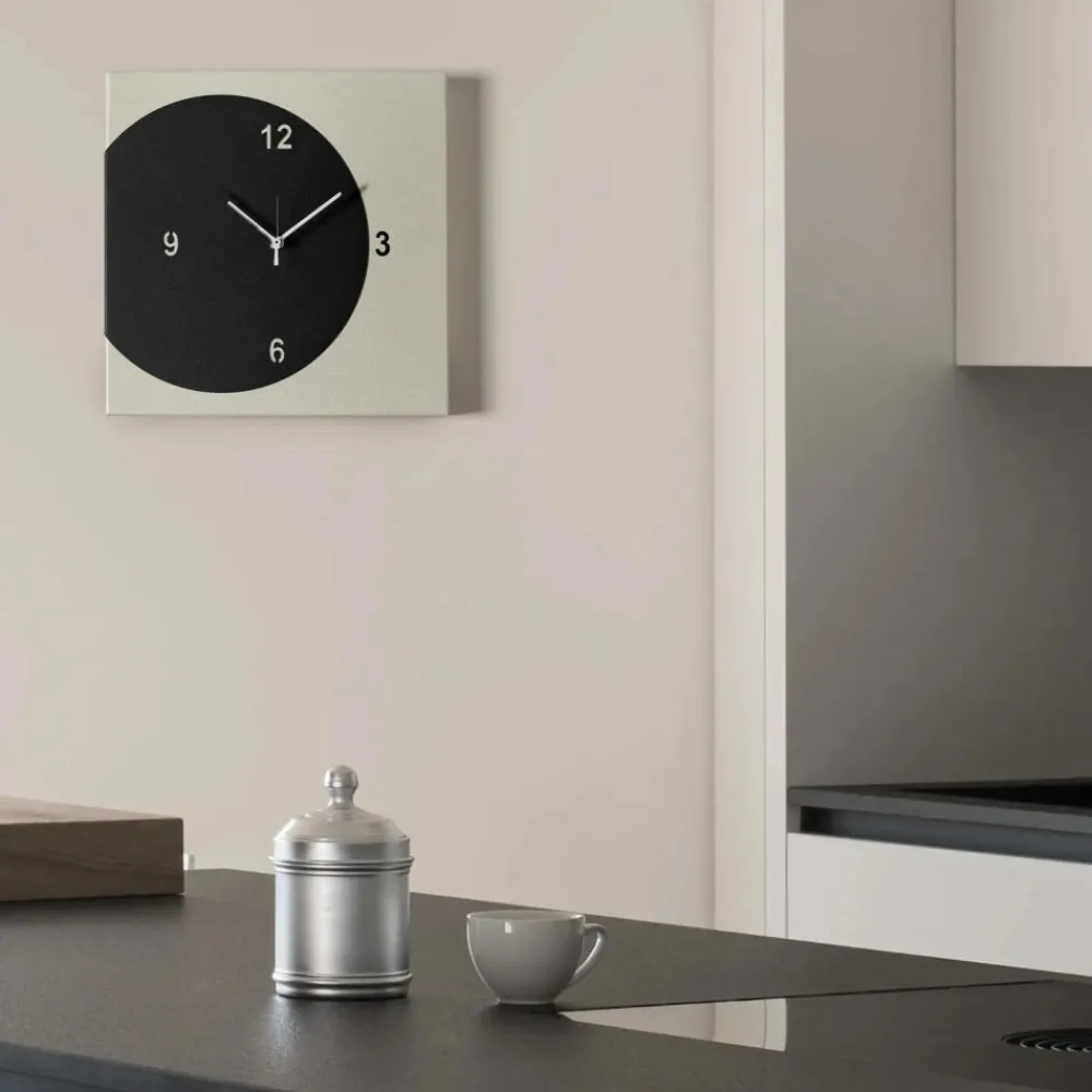 Orologi Da Parete Moderni-Selezionato da Mazzolaluce Orologio quadrato da muro 28x28 cm design moderno nero e avorio