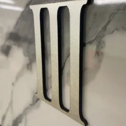 Orologi Da Parete Moderni-Selezionato da Mazzolaluce Orologio quadrato da parete moderno specchio fume' e laminato effetto marmo