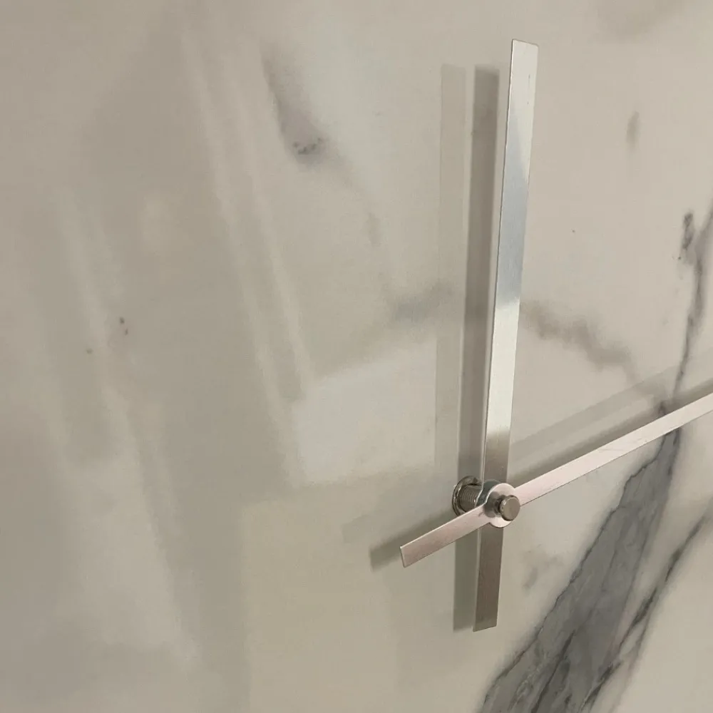 Orologi Da Parete Moderni-Selezionato da Mazzolaluce Orologio quadrato da parete moderno specchio fume' e laminato effetto marmo