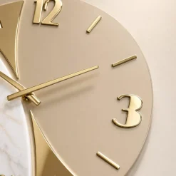Orologi Da Parete Moderni-Selezionato da Mazzolaluce Orologio rotondo da parete design particolare dettagli foglia oro effetto marmo