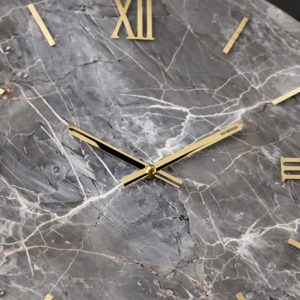 Orologi Da Parete Moderni-Selezionato da Mazzolaluce Orologio rotondo da parete effetto marmo chiaro dettagli foglia oro