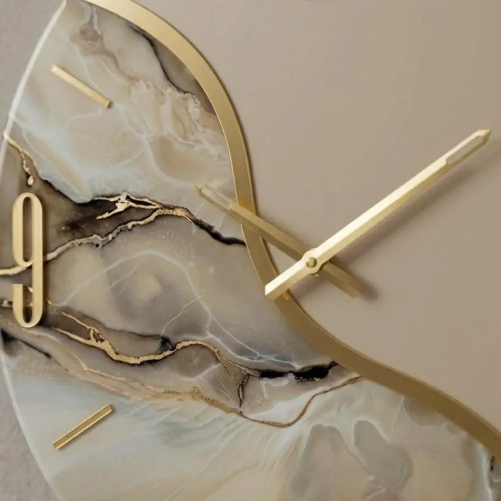 Orologi Da Parete Moderni-Selezionato da Mazzolaluce Orologio rotondo da parete moderno effetto marmo dettagli oro 50cm