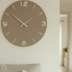 Orologi Da Parete Moderni-Selezionato da Mazzolaluce Orologio rotondo da parete moderno legno colore caffelatte