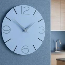 Orologi Da Parete Moderni-Selezionato da Mazzolaluce Orologio rotondo da parete moderno azzurro polvere