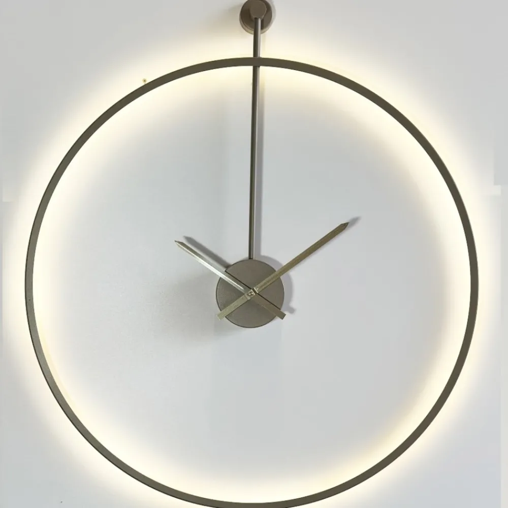 Orologi Da Parete Moderni-Selezionato da Mazzolaluce Orologio rotondo da parete tortora moderno retroilluminato 60cm