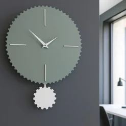 Orologi Da Parete Moderni-Selezionato da Mazzolaluce Orologio rotondo da parete verde in legno con pendolo
