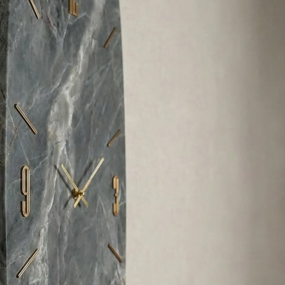 Orologi Da Parete Moderni-Selezionato da Mazzolaluce Orologio verticale 80x150 in resina effetto marmo antracite per salone
