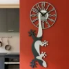Orologi Da Parete Moderni-Selezionato da Mazzolaluce Particolare orologio moderno da parete geko legno grigio nero