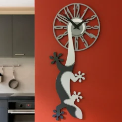 Orologi Da Parete Moderni-Selezionato da Mazzolaluce Particolare orologio moderno da parete geko legno grigio nero