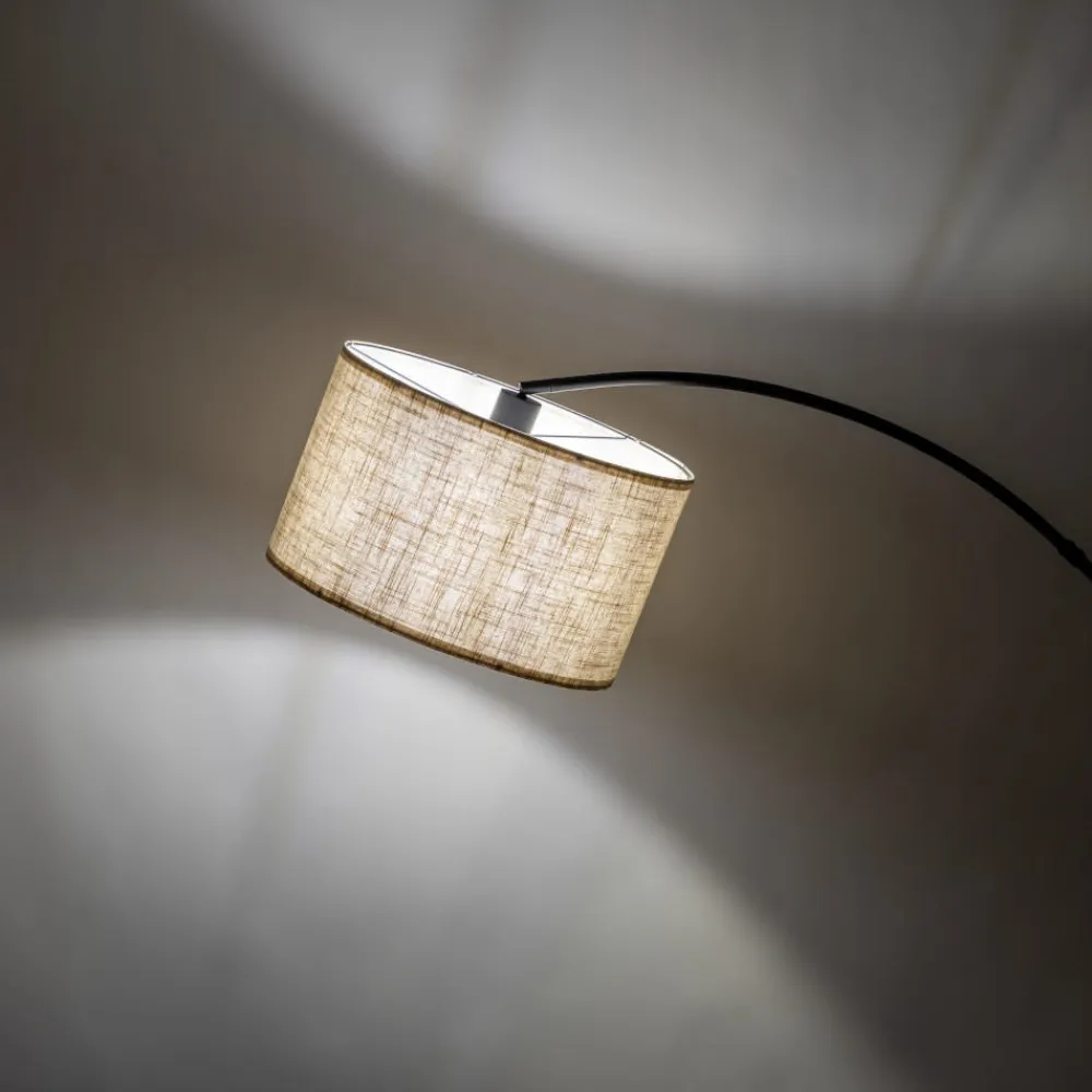 Lampade Da Terra-Selezionato da Mazzolaluce Piantana ad arco nera con paralume di lino beige
