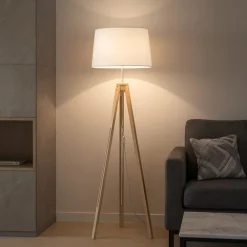 Lampade Da Terra-Selezionato da Mazzolaluce Piantana a tre piedi in legno naturale h145 cm