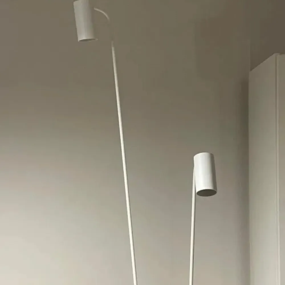 Lampade Da Terra-Selezionato da Mazzolaluce Piantana bianca due luci orientabili da lettura per salotto
