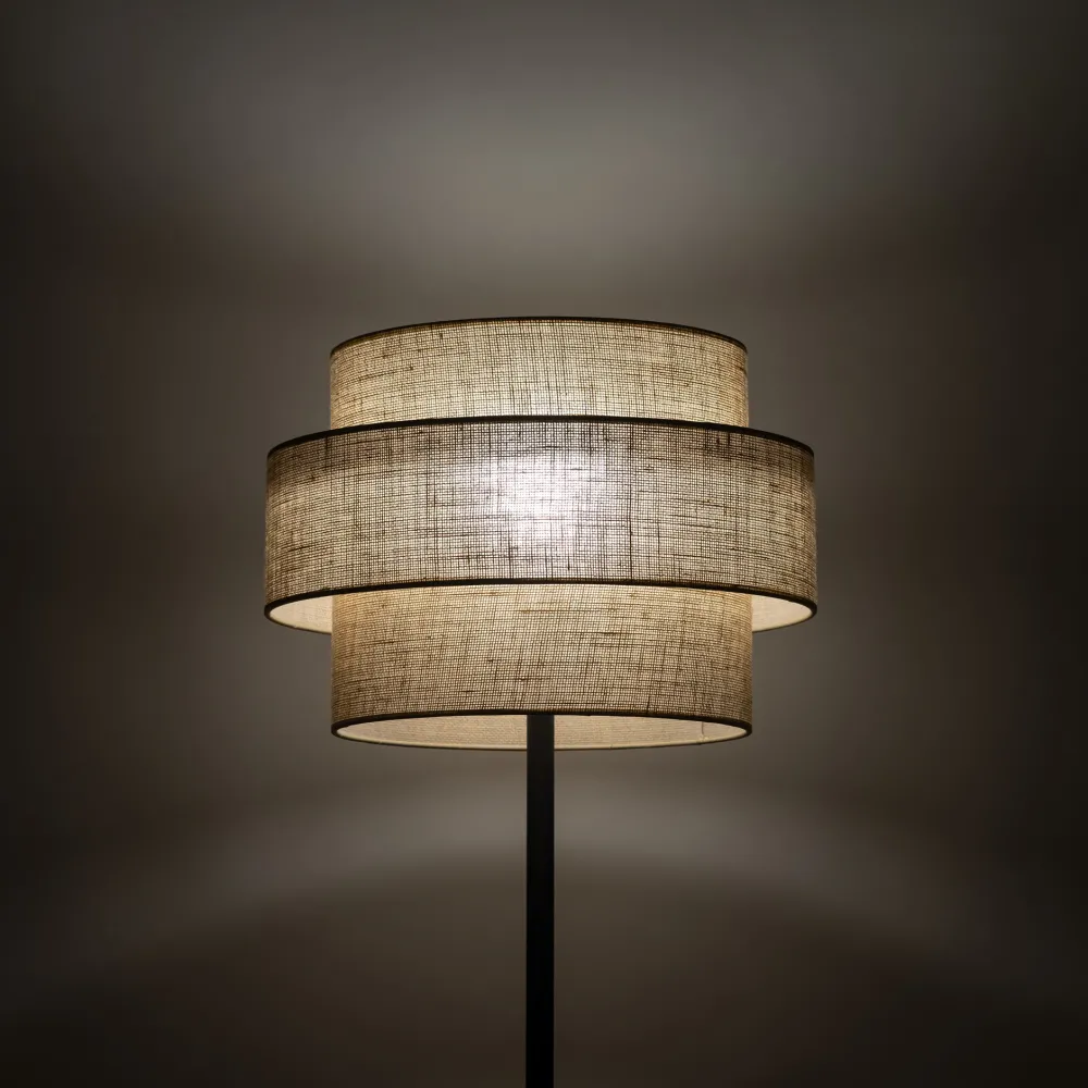 Lampade Da Terra-Selezionato da Mazzolaluce Piantana con paralume in tessuto iuta rustico