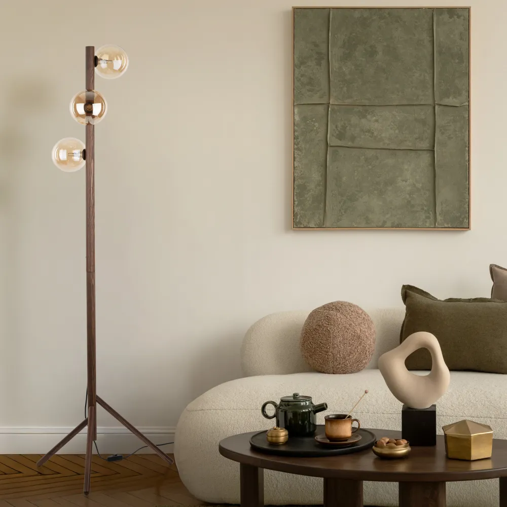 Lampade Da Terra-Selezionato da Mazzolaluce Piantana di legno noce con sfere di vetro bianco per soggiorno stile nordico