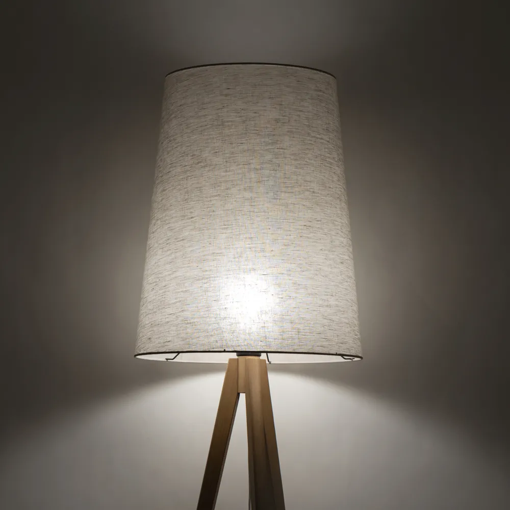 Lampade Da Terra-Selezionato da Mazzolaluce Piantana di legno scandinavo paralume di lino