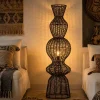 Lampade Da Terra-Selezionato da Mazzolaluce Piantana di rattan nero intrecciato per soggiorno