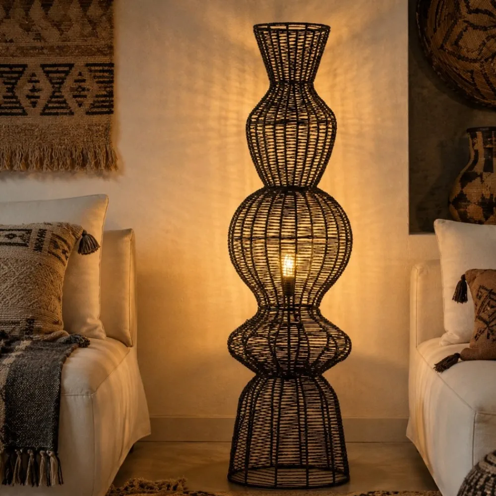 Lampade Da Terra-Selezionato da Mazzolaluce Piantana di rattan nero intrecciato per soggiorno