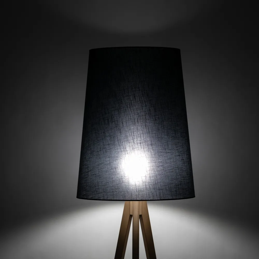 Lampade Da Terra-Selezionato da Mazzolaluce Piantana lampada scandinava tre piedi di legno paralume allungato nero
