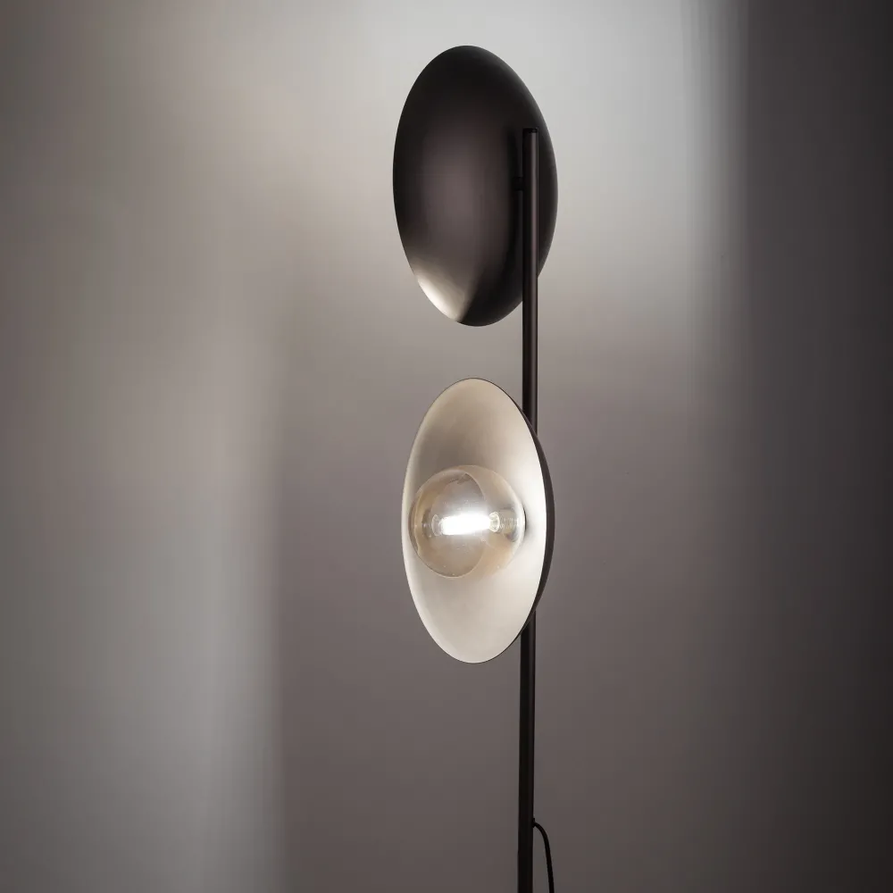 Lampade Da Terra-Selezionato da Mazzolaluce Piantana marrone design moderna 2 luci con sfere di vetro bianco
