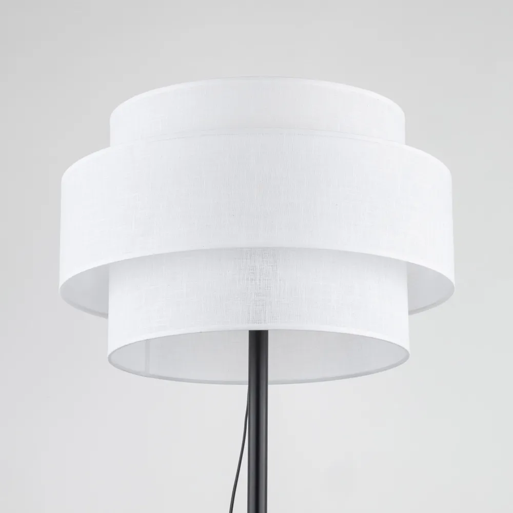 Lampade Da Terra-Selezionato da Mazzolaluce Piantana moderna con paralume di tessuto bianco design per soggiorno
