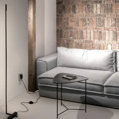 Lampade Da Terra-Selezionato da Mazzolaluce Piantana nera design moderna led 19w 3000k