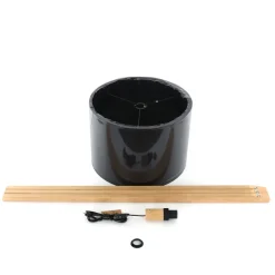 Lampade Da Terra-Selezionato da Mazzolaluce Piantana tre piedi di legno scandinavo pino con paralume nero