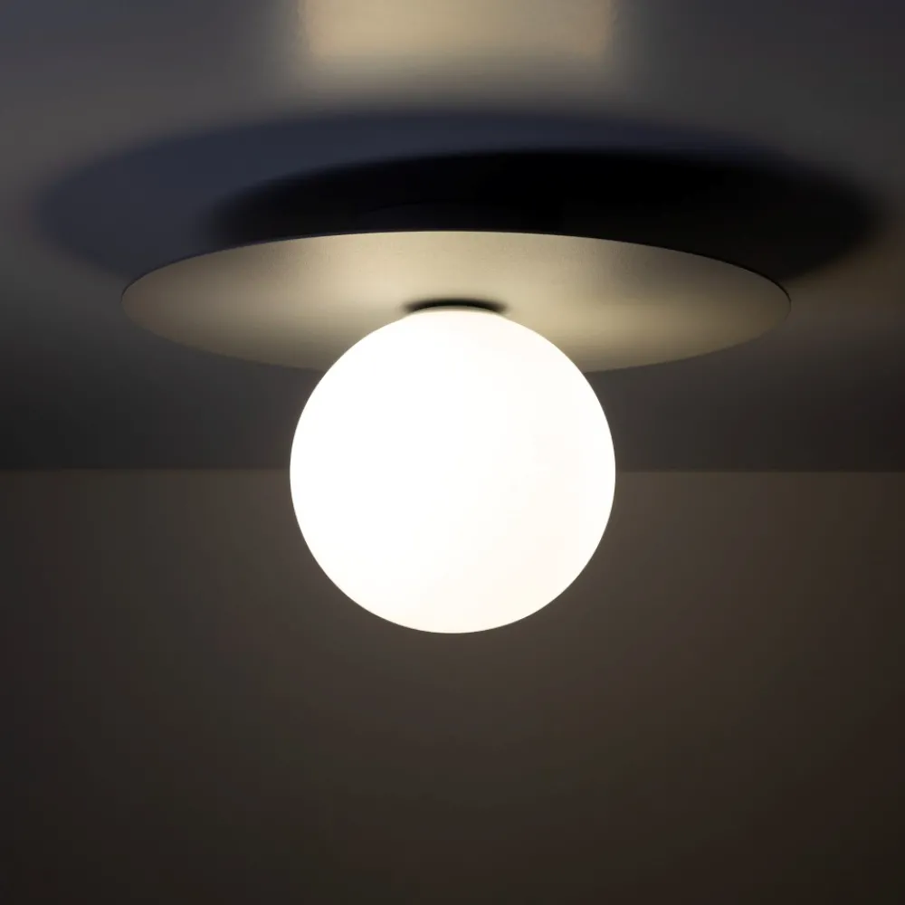 Plafoniere Moderne-Selezionato da Mazzolaluce Piccola plafoniera moderna con sfera vetro bianco