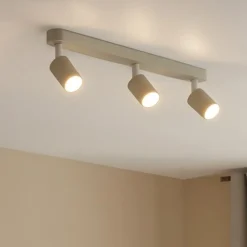 Plafoniere Moderne-Selezionato da Mazzolaluce Plafoniera beige con 3 faretti cilindri orientabili cucina moderna
