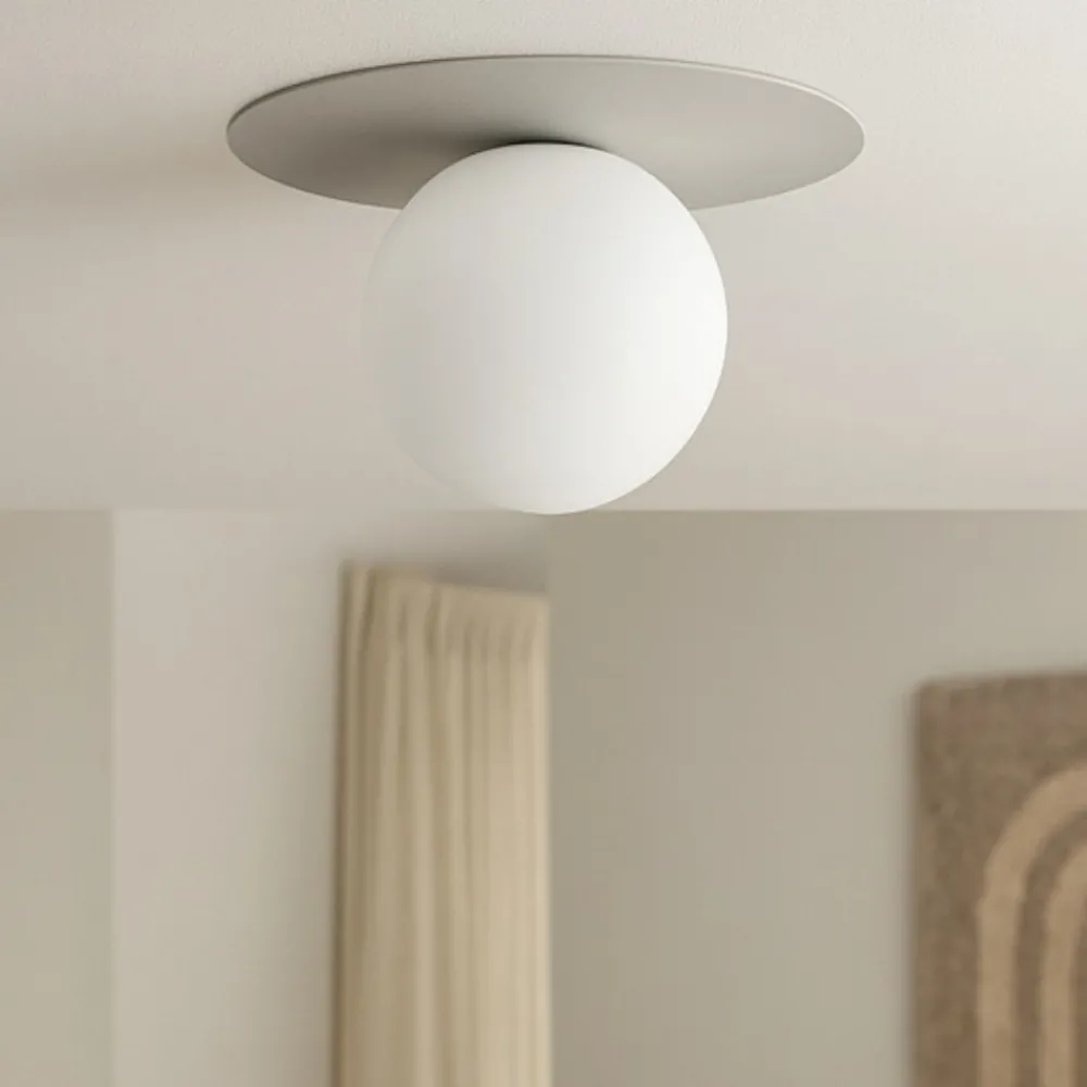 Plafoniere Moderne-Selezionato da Mazzolaluce Plafoniera beige sfera di vetro bianca moderna
