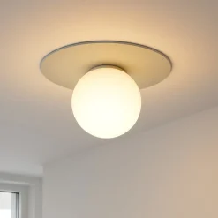 Plafoniere Moderne-Selezionato da Mazzolaluce Plafoniera beige sfera di vetro bianca moderna