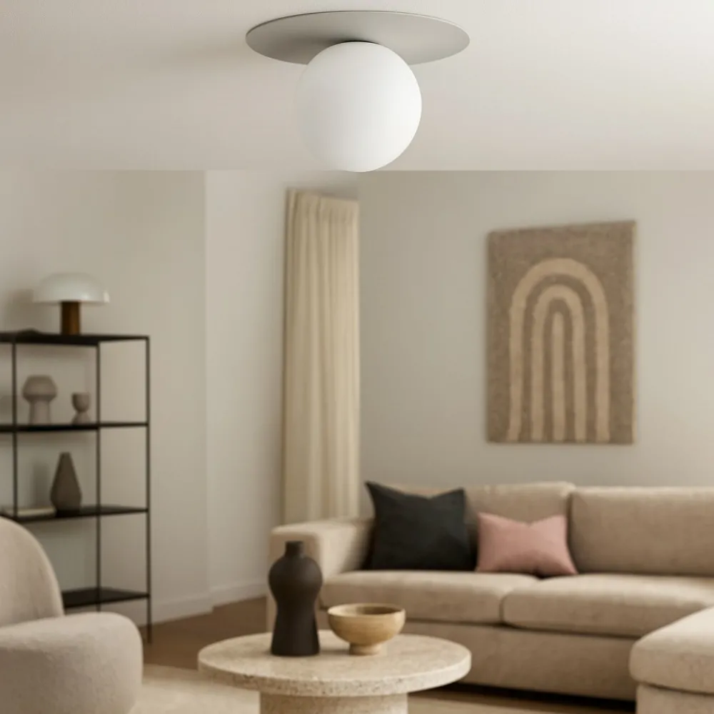 Plafoniere Moderne-Selezionato da Mazzolaluce Plafoniera beige sfera di vetro bianca moderna
