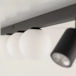 Illuminazione A Binario-Selezionato da Mazzolaluce Plafoniera binario 159cm nero con faretti orientabili sfere vetro fp